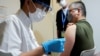 Omicron: Nhật tiêm thêm mũi thứ ba, Philippines chủng ngừa trẻ con