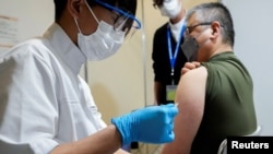 Chích mũi tăng cường vaccine Covid-19 của Moderna cho cư dân địa phương tại một trung tâm tiêm chủng ở Tokyo do Lực lượng phòng vệ Nhật Bản điều hành (ảnh chụp ngày 31/1/2022).