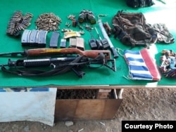 Sejumlah senjata rakitan dan senjata tradisional yang berhasil ditemukan aparat di lokasi serangan KKSB di Yigi, Papua, (5/12). (Courtesy: Kapendam Papua)
