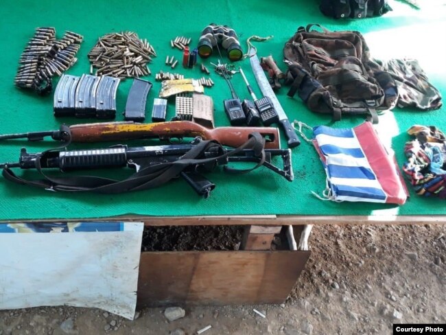 Sejumlah senjata rakitan dan senjata tradisional yang berhasil ditemukan aparat di lokasi serangan KKSB di Yigi, Papua, (5/12). (Courtesy: Kapendam Papua)