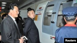 Lãnh tụ Bắc Triều Tiên Kim Jong-un thăm một nhà máy sản xuất, ngày 17/6/2013.