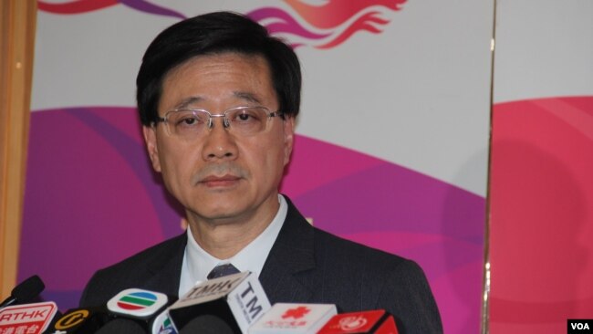 香港保安局局长李家超5月20日在政府总部的记者会上 （美国之音记者申华 拍摄）