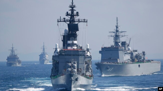 日本海上自卫队的护卫舰在东京南部相模湾附近水域巡逻。(2015年10月18日)