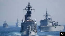 Kapal pengawal Pasukan Bela Diri Maritim Jepang (JMSDF) "Kurama" memimpin kapal lain dalam tinjauan armada di perairan lepas Teluk Sagami, selatan Tokyo, 18 Oktober 2015. (Foto: dok). Anggaran militer Jepang meningkat secara konstan selama hampir satu dekade terakhir. 