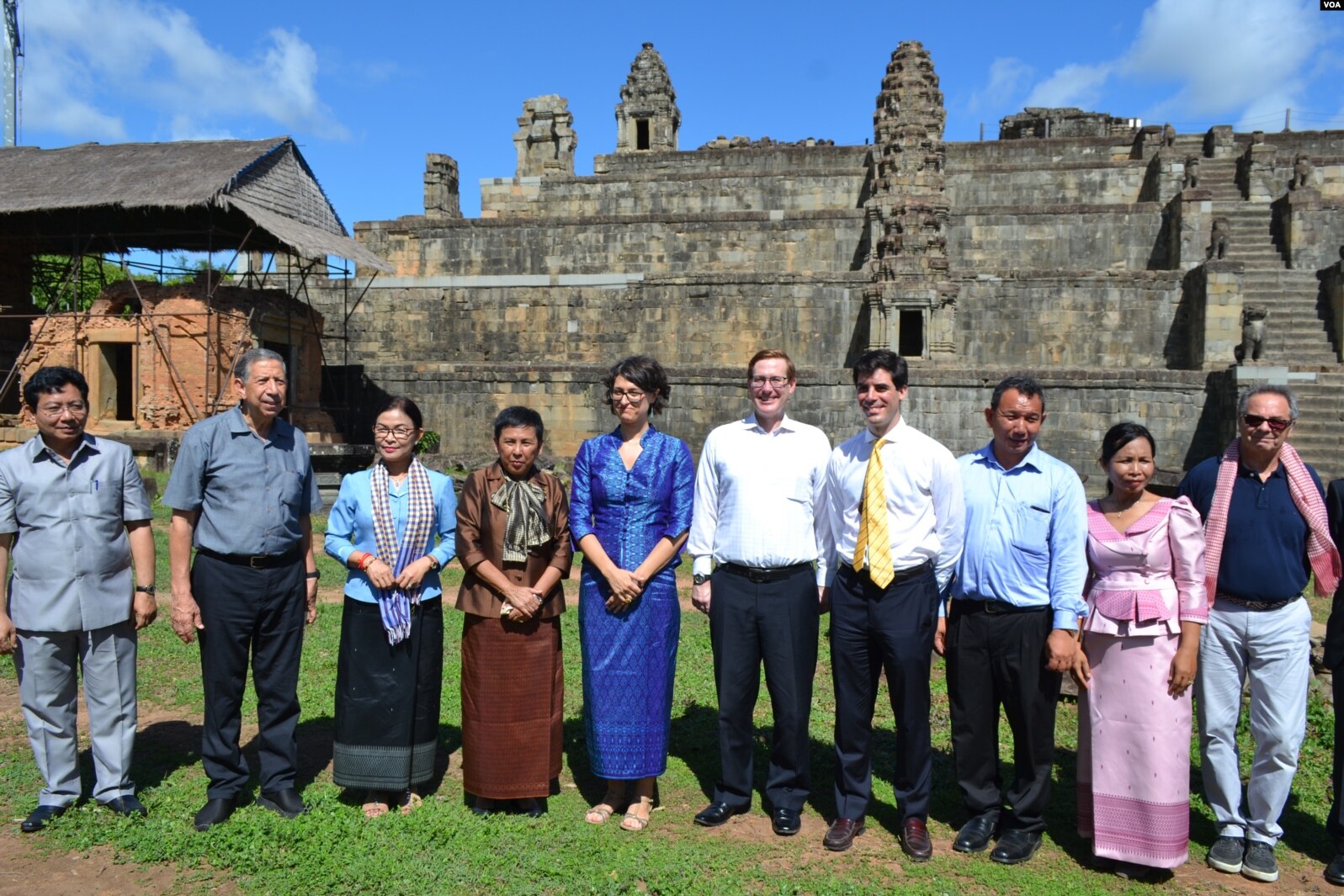 (ទីបីពីខាងឆ្វេង) រដ្ឋមន្រ្តីក្រសួងវប្បធម៌ និងវិចិត្រសិល្បៈ លោកស្រីភឿង សកុណា តំណាងមួយរូបមកពីមូលនិធិវប្បធម៌ពិភពលោក (WMF) និងលោកភារធារី Michael Newbill នៃស្ថានទូតអាមេរិកប្រចាំកម្ពុជា ចូលរួមក្នុងពិធីប្រារព្ធខួបលើកទី ៣០ នៃកិច្ចសហប្រតិបត្តិការរវាងរដ្ឋាភិបាលអាមេរិក និងរដ្ឋាភិបាលកម្ពុជា។ (ណឹម សុភ័ក្រ្តបញ្ញា/VOA)