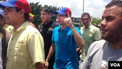 El gobernador del estado Miranda, Henrique Capriles, marcha durante la protesta del jueves. {Foto: Alvaro Algarra, VOA}