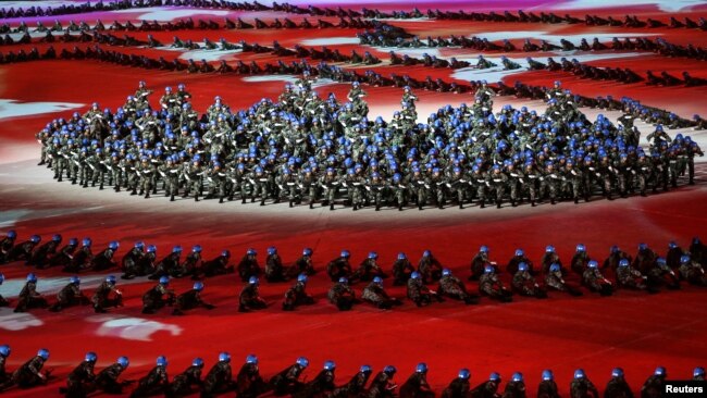 资料照片：在武汉举行的第七届世界军人运动会开幕式上的表演。（2019年10月18日）