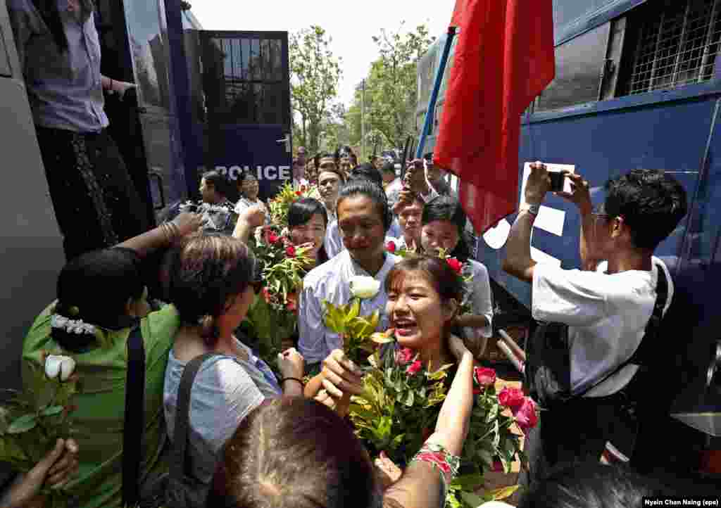 ႏုိင္ငံေရးအက်ဥ္းသားေတြ ျပန္လည္လြတ္ေျမာက္
