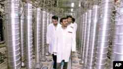 마무드 아마디네자드 이란 대통령이 수도 테헤란 남쪽의 난타즈 우라늄 농축시설을 시찰하고 있다.(자료사진)