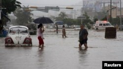 15일 멕시코 아카풀코시에서 폭우로 거리가 물에 잠겼다.