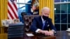 资料照片：拜登总统在白宫签署他就任后的第一个行政命令。(2021年1月20日)