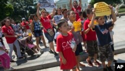 Familias de inmigrantes protestan frente a la Casa Blanca el trato que se da a los niños centroamericanos.