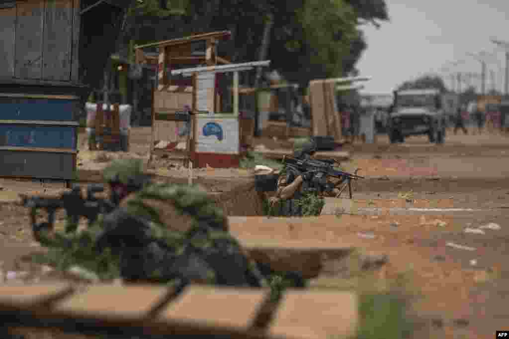French soldiers take firing positions during a disarmament operation in the Combattant neighborhood, near the airport of Bangui, Dec. 9, 2013.
