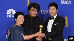 Lee Jeong-eun (dari kiri), sutradara Bong Joon-ho dan Kang-Ho Song, para pemeran dalam film "Parasite" berpose setelah memenangi penghargaan Golden Globe Awards di Beverly Hilton Hotel, di Beverly Hills, 5 Januari 2020. (Foto: AP)