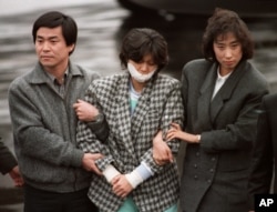 KAL기 폭파범 김현희 씨가 1987년 12월 15일 김포공항으로 압송된 후 비행기에서 내리고 있다.