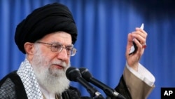លោក Ayatollah Ali Khamenei មេដឹកនាំ​អ៊ីរ៉ង់​ថ្លែង​នៅ​ក្នុង​កិច្ចប្រជុំ​មួយ​នៅ​ក្នុង​ក្រុង​តេហេរ៉ង់ កាលពី​ថ្ងៃទី១៣ ខែសីហា ឆ្នាំ២០១៨។