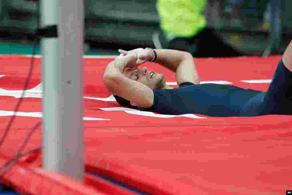 Une réaction de Renaud Lavillenie de la France après sa chute au saut à la perche, lors de la réunion d&#39;athlétisme IAAF Diamond League au Stade de France à Saint-Denis, au nord de Paris, samedi 5 Juillet 2014.
