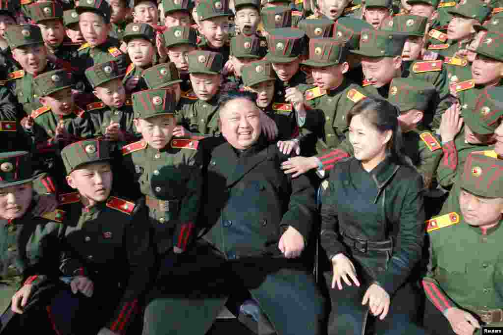 북한 김정은 국무위원장이 지난 2일 북한의 식목일인 &#39;식수절&#39;을 맞아 부인 리설주와 함께 만경대혁명학원을 찾았다. 김 위원장 부부가 원아들과 기념촬영을 하고 있다.