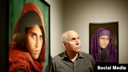 Le photojournaliste Steve McCurry devant le portrait de Sharbat Gula, cliché publié en 1985 dans National Geographic. 