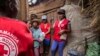Des volontaires de la Croix-Rouge parlent aux villageois de l'épidémie de peste, à 30 miles à l'ouest d'Antananarivo, à Madagascar, le 16 octobre 2017.