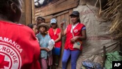 Des volontaires de la Croix-Rouge parlent aux villageois de l'épidémie de peste, à 30 miles à l'ouest d'Antananarivo, à Madagascar, le 16 octobre 2017.