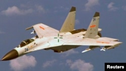 Chiến đấu cơ J-11 của Trung Quốc bay ngang bầu trời phía đông đảo Hải Nam.