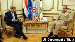 AQSh davlat kotibi Jon Kerri Qohirada Misr mudofaa vaziri general Abdul Fattoh al-Qissiy bilan uchrashmoqda, 3-noyabr, 2013-yil