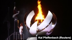 Ngọn lửa Olympic được thắp lên tại lễ khai mạc Olympic Tokyo, 23/7/2021.
