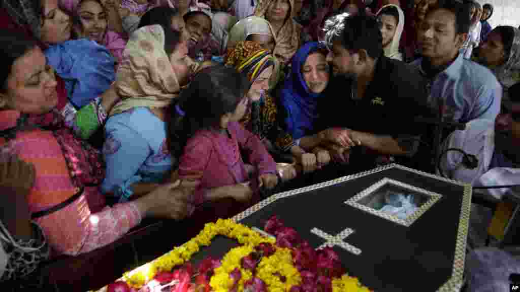 Des chrétiennes pakistanaises pleurent la mort de leurs proches lors d'un service funèbre dans une église à Lahore, au Pakistan, le lundi 28 mars 2016.