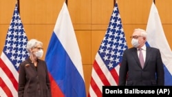 Wendy Sherman, Thứ trưởng Ngoại giao Hoa Kỳ và Thứ trưởng Ngoại giao Nga Sergei Ryabkov, tại Geneva, ngày 10/1/2022.
