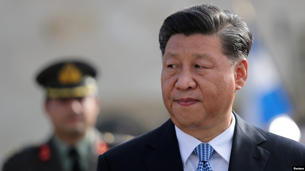 Chinese President Xi Jinping reviews guards of honor during a wreath laying ceremony at the Tomb of the Unknown Soldier in Athens, Greece, November 11, 2019. (photo:VOA)