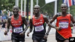 Para atlet marathon sedang berlaga di hari terakhir Olimpiade London 2012. Dari kiri: Abel Kirui (Kenya) peraih medali perak, Wilson Kipsang Kiprotich (Kenya) meraih medali perunggu dan Stephen Kiprotich (Uganda) peraih medali emas (12/8).