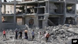 Palestinci iznose svoje stvari iz srušenih zgrada tokom 12-satnog primirja 