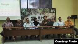 LBH Jakarta bersama perwakilan buruh saat menggelar konferensi pers di Jakarta, Selasa (19/3). (Foto: LBH Jakarta)