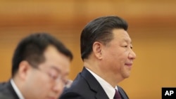 ប្រធានាធិបតី​ចិន​លោក Xi Jinping (ស្តាំ) បាន​ចូលរួម​កិច្ច​ប្រជុំ​ជាមួយ​ប្រធានាធិបតី​ស៊ែប៊ី​ Tomislav Nikolic នៅ​វិមាន​ Great Hall កាល​ពី​ថ្ងៃទី​៣០ មីនា ២០១៧ ទីក្រុង​ប៉េកាំង​ ប្រទេស​ចិន។