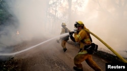 消防人员2018年7月31日奋力扑灭加州门多西诺组合山火（路透社）