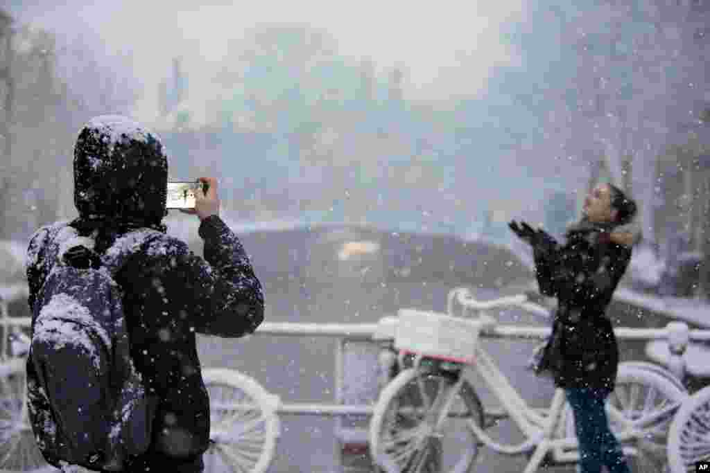 عکس گرفتن یک توریست از بارش برف در آمستردام