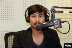 Mr. Dy Thehoya, program officer of Cambodian NGO Community Legal Education Center (CLEC) discusses the risks faced by Cambodian migrant workers abroad on VOA Khmer's Hello VOA radio call-in show, Monday, May 11, 2015. (Lim Sothy/VOA Khmer)