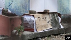 Los cofres mortuorios se acumulan en las casas y calles de Guayaquil, algunos llevan más de cuatro días expuestos, ya que las autoridades están desbordadas con los fallecidos.