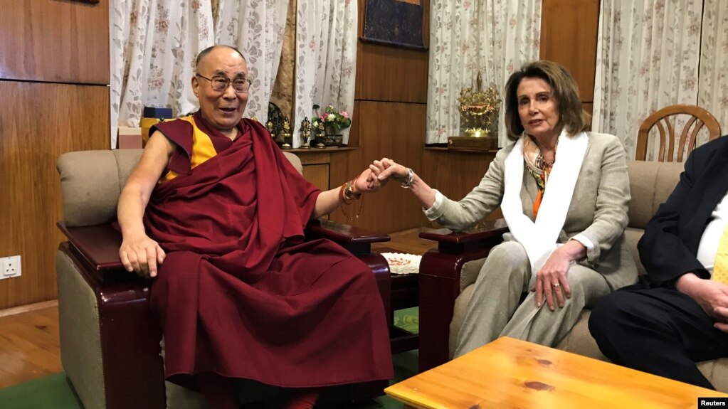 资料照片：时任众议院少数党领袖的南希·佩洛西在印度达兰萨拉会晤西藏精神领袖达赖喇嘛。(2017年5月9日)