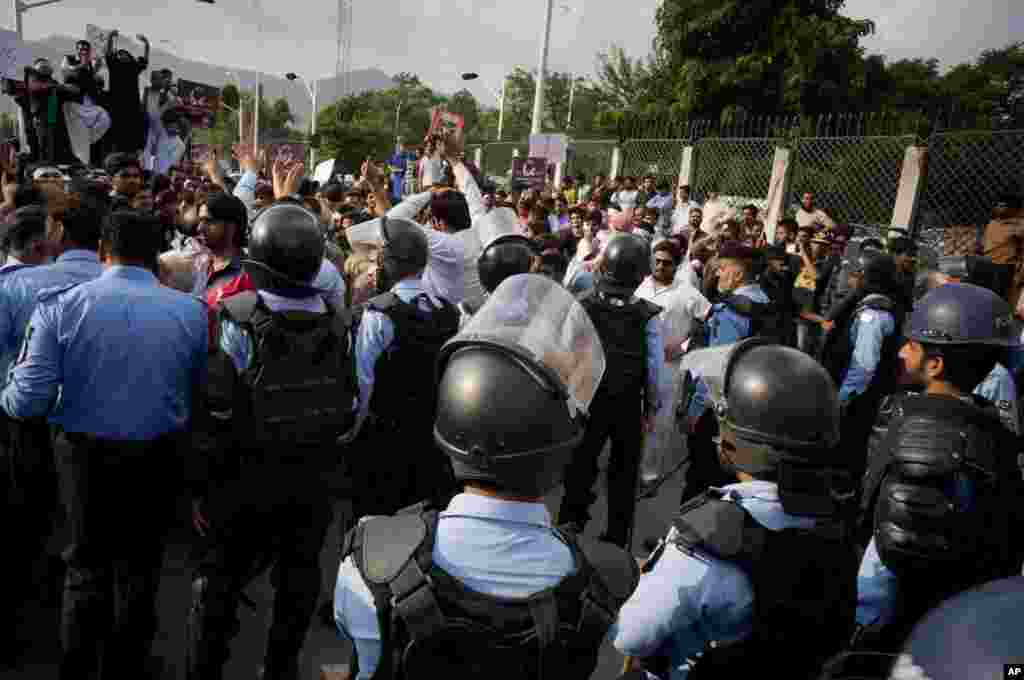 پاکستان کے دارالحکومت اسلام آباد میں پولیس، مظاہرین کو میانمار کے سفارتخانے جانے سے روک رہی ہے