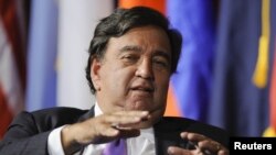 Bill Richardson rejette les critiques du Département d'Etat américain, qui n'approuve pas sa visite en Corée du Nord