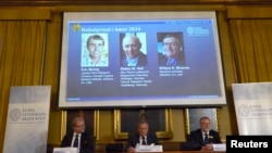 Sven Lidin, Staffan Normark və Mans Ehrenberg İsveç Kral Akademiyasında kimya üzrə 2014-cü il Nobel mükafatı qaliblərini elan edirlər. 8 oktyabr, 2014.