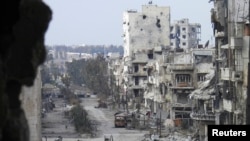 Deretan bangunan yang hancur di kota Homs, terlihat sepi saat dikepung oleh pasukan Pemerintah Suriah (9/1).