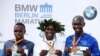 Eliud Kipchoge, au centre, Amos Kipruto, à gauche, et Wilson Kipsang lors du marathon de Berlin, Allemagne, le 16 septembre 2018. 