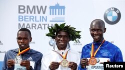 Washindi wa Berlin Marathon 2018, Eliud Kipchoge (Kati), Amos Kipruto of Kenya (kushoto) na Wilson Kipsang of Kenya (kulia) wakiwa Berlin, Ujerumani Septemba 16, 2018.