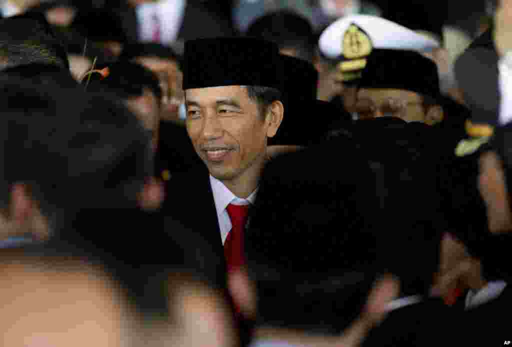 Indoneziyaning yangi rahbari, armiya yoki siyosiy elitaga aloqasi bo'lmagan, oddiy xalqdan chiqqan Joko Vidodo qasamyod keltirdi. 53 yoshli arbobni fuqaro Jokovi deb biladi, o'tmishda uy jihozlari sotib kun ko'rgan. Jakarta meri lavozimida islohotchi sifatida tanilgan.