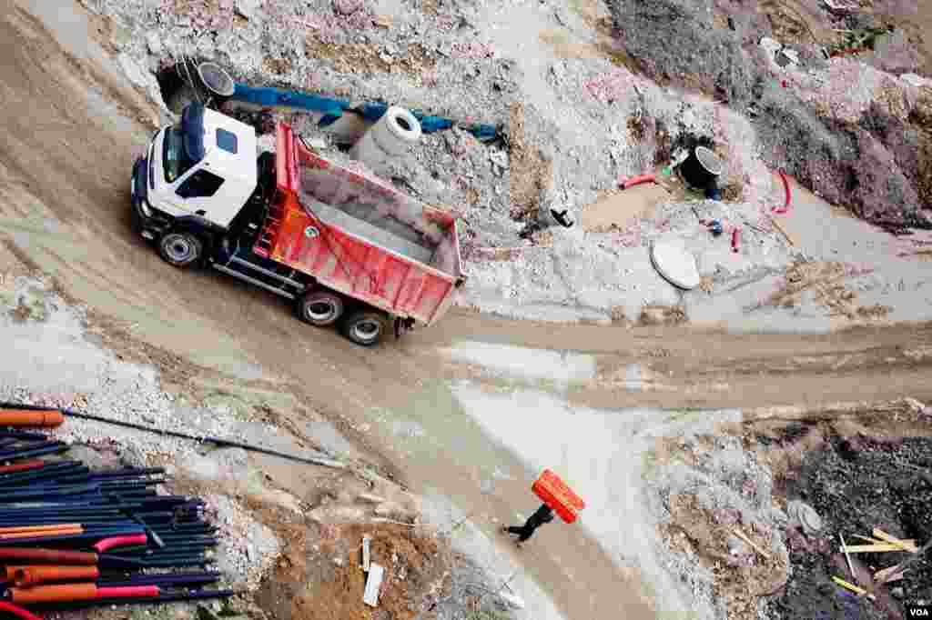 With 100,000 workers, Sochi has become the largest construction site in Europe, Sochi, Russia, March 15, 2013. (V. Undritz/VOA)