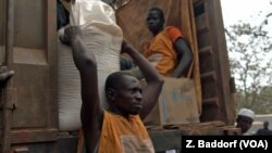 Humanitarian workers distribute food at an internally displaced persons camp in Bambari, Central African Republic, Jan. 2017.