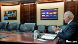 Presiden AS Joe Biden melakukan pertemuan virtual dengan para pemimpin Eropa dari Gedung Putih, pada 24 Januari 2022. Pembicaraan tersebut membahas situasi terkini mengenai ketegangan antara Rusia dan Ukraina. (Foto: The White House/Handout via Reuters)